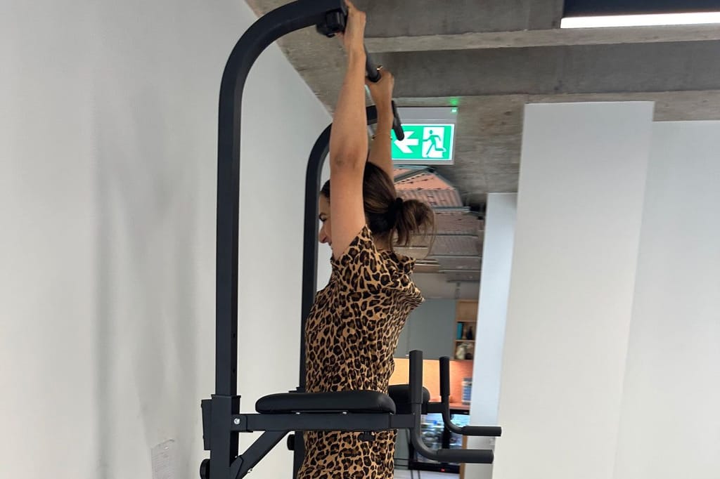 Why I Started Deadhanging Every Hour At The Office – And How It Transformed My Posture And Back Pain